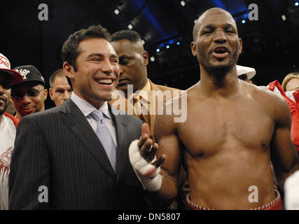 10. Juni 2006; Atlantic City, NJ, USA; Boxen: Boxer/Veranstalter OSCAR DE LA HOYA feiert wie BERNARD HOPKINS Antonio Tarver in seinem Kampf im Halbschwergewicht im Boragata Casino besiegt. Obligatorische Credit: Foto von Rob DeLorenzo/ZUMA Press. (©) Copyright 2006 by Rob DeLorenzo Stockfoto