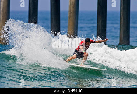 25. Juli 2006; Hunington Beach, Kalifornien, USA; Ein unbekannter Surfer. "2006 Bank von der West Beach Games mit der Honda US Open of Surfing präsentiert von O'Neill" zieht mehr als 600 internationale Wettbewerbern und Funktionen Surfen, Skateboarden, BMX, FMX und Volleyball in Weltklasse-Locations zusammen mit einem interaktiven Lifestyle-Festival verteilt auf 12 Hektar. Alle Veranstaltungen sind offen Stockfoto