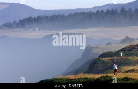 29. Juli 2006; Bandon, OR, USA; US-Teammitglied VIRGINIA DERBY GRIMES, von Meridian, MS, hits aus dem Rough neben Nebel und Dunst aus den Pazifischen Ozean an das 14. Loch in der ersten Runde des Curtis Cup Match bei den Pacific Dunes Course im Bandon Dunes Golf Resort in Bandon, Oregon. Obligatorische Credit: Foto von Richard Clement/ZUMA Press. (©) Copyright 2006 von Richard Cleme Stockfoto