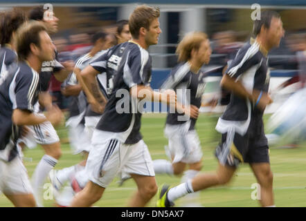9. August 2006; Seattle, WA, USA; Real Madrids DAVID BECKHAM (C) läuft mit Teamkollegen vor der Ausstellung Fußball Spiel gegen D.C. United in Seattle am Mittwoch. Obligatorische Credit: Foto von Richard Clement/ZUMA Press. (©) Copyright 2006 von Richard Clement Stockfoto