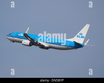 PH-BCB ist eine Boeing 737-8K2(WL) von KLM Royal Dutch Airlines. Das Flugzeug startet vom Flughafen Schiphol in Amsterdam. Es ist Teil der KLM-Flotte für internationale kurz- bis Mittelstreckenflüge und verfügt über moderne kraftstoffsparende Motoren und ein Winglet-Design für verbesserte Leistung. Stockfoto