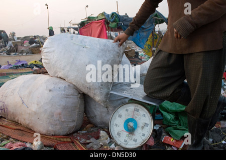 Ein Arbeiter wiegt meschotschek voller recyclebarer Kunststoff bei der Stung Meanchey Mülldeponie in Phnom Penh, Kambodscha. Stockfoto