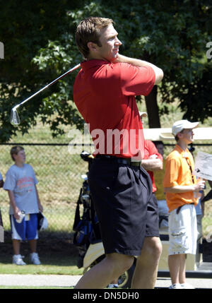 27. August 2006; Raleigh, NC, USA; Carolina Hurricanes und Stanley Cup Champions Hockey Spieler ERIK COLE hat einen Auftritt bei der 2006 Jimmy V Celebrity Golf Classic, die im Prestonwood Country Club befindet sich in Cary stattfand. Jimmy Valvano Foundation hat über 12 Millionen Dollar um Krebsforschung profitieren zu helfen. Trainer Jim Valvano starb 1993 an Krebs und wurde die Stockfoto