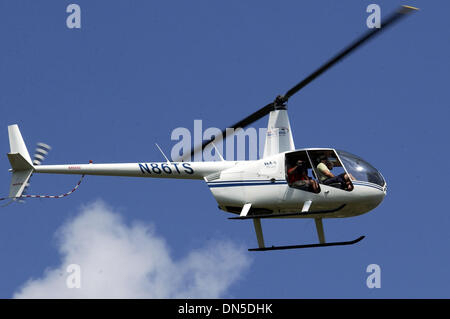 27. August 2006; Raleigh, NC, USA; Ein Hubschrauber fliegt über die 2006 Jimmy V Celebrity Golf Classic, die im Prestonwood Country Club befindet sich in Cary stattfand. Jimmy Valvano Foundation hat über 12 Millionen Dollar um Krebsforschung profitieren zu helfen. Trainer Jim Valvano starb 1993 an Krebs und wurde der Kopf Basketball-Trainer an der North Carolina State University. Obligatorische Stockfoto