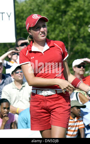 27. August 2006; Raleigh, NC, USA; 13-Year-Old Golf Prodigy DAKODA DOWD hat einen Auftritt bei der 2006 Jimmy V Celebrity Golf Classic, die im Prestonwood Country Club befindet sich in Cary stattfand. Jimmy Valvano Foundation hat über 12 Millionen Dollar um Krebsforschung profitieren zu helfen. Trainer Jim Valvano starb 1993 an Krebs und wurde der Kopf Basketballtrainer bei Nord C Stockfoto