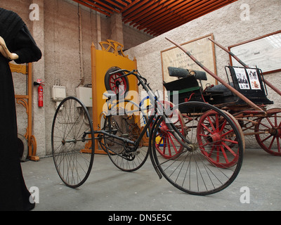 Ein Vintage-Dreirad der Association Lorraine des Amateurs d'Automobiles, das frühe Automobilgeschichte und Design aus einer Zeit widerspiegelt, als solche Fahrzeuge innovativ waren. Stockfoto
