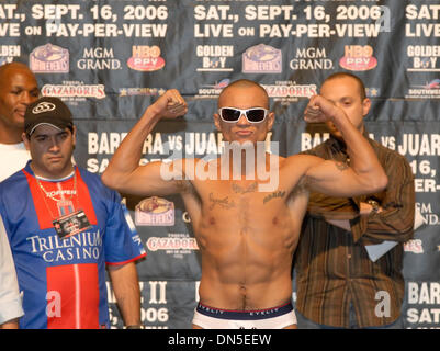 Sep 15, 2006; Las Vegas, NV, USA; JORGE BARRIOS wiegt für seinen Kampf gegen Joan Guzman im MGM Grand in Las Vegas. Obligatorische Credit: Foto von Rob DeLorenzo/ZUMA Press. (©) Copyright 2006 by Rob DeLorenzo Stockfoto