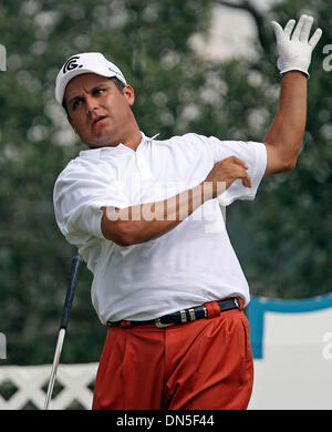 Sep 22, 2006; San Antonio, TX, USA; Omar Uresti Tropfen seines Vereins auf der Follow through nach Abschlag gegenüber der Par 3 17. at La Cantera Freitag. Obligatorische Credit: Foto von Tom Reel/San Antonio Express-News/ZUMA Press. (©) Copyright 2006 von San Antonio Express-News Stockfoto