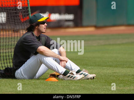 5. Oktober 2006; OAKLAND, KALIFORNIEN, USA; Oakland Athletics Pitcher DAN HAREN, #24, sitzt im Outfield während des Trainings auf Donnerstag, 5. Oktober 2006 im McAfee Coliseum in Oakland, Kalifornien Des A wird die Zwillinge Morgen für Spiel 3 der American League Division Series Playoff-Spiel Gesicht. Obligatorische Credit: Foto von Jose Carlos Fajardo/Contra Costa Times / ZUMA Press. (©) Copyright 2006 von Con Stockfoto