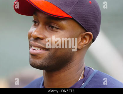 5. Oktober 2006; OAKLAND, KALIFORNIEN, USA; Minnesota Twins Outfielder TORII Jäger, #48, plaudert mit den lokalen Medien während des Trainings auf Donnerstag, 5. Oktober 2006 im McAfee Coliseum in Oakland, Kalifornien Des A wird die Zwillinge Freitag für Spiel 3 der American League Division Series Playoff-Spiel Gesicht.  Obligatorische Credit: Foto von Jose Carlos Fajardo/ZUMA Press. (©) Copyright 2006 von Contra Costa Stockfoto