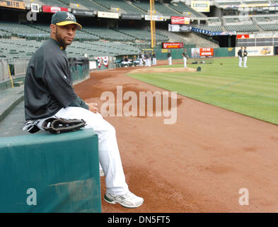 5. Oktober 2006; OAKLAND, KALIFORNIEN, USA; Oakland Athletics JAY PAYTON, #16, wartet auf den Beginn der Praxis auf Donnerstag, 5. Oktober 2006 im McAfee Coliseum in Oakland, Kalifornien Des A wird die Zwillinge Freitag für Spiel 3 der American League Division Series Playoff-Spiel Gesicht. Obligatorische Credit: Foto von Jose Carlos Fajardo/Contra Costa Times / ZUMA Press. (©) Copyright 2006 by Contra Costa Zeit Stockfoto