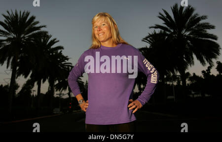 12. Oktober 2006; San Diego, CA, USA; LAURIE KEARNEY hat vor kurzem ihren 100. Marathon.  Obligatorische Credit: Foto von Howard Lipin/SDU-T/ZUMA Press. (©) Copyright 2006 by SDU-T Stockfoto