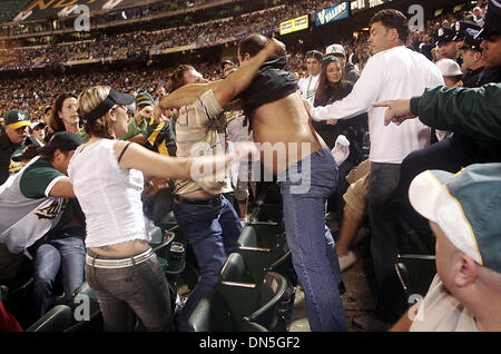 18. Oktober 2006; Oakland, Kalifornien, USA; Ein Detroit Tigers und Oakland A Fan auf der Tribüne während ALCS Spiel 2 in Oakland zu kämpfen. Obligatorische Credit: Foto von Dean Coppola/Contra Costa Times / ZUMA Press. (©) Copyright 2006 von Contra Costa Times Stockfoto