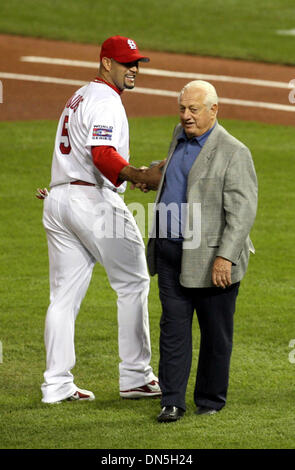 24. Oktober 2006; St Louis, MO, USA; BASEBALL: Ehemalige Los Angeles Manager und Hall von Famer TONY LASORDA schüttelt die Hand mit den St. Louis Cardinals ALBERT PUJOLS (5) vor dem Spiel drei der World Series im Busch Stadium in St. Louis am Dienstag, 24. Oktober die Weltmeisterschaft zwischen den St. Louis Cardinals und die Detroit Tigers im Comerica Park in Detroit, Michigan. Die Kardinäle schlagen die WIG Stockfoto