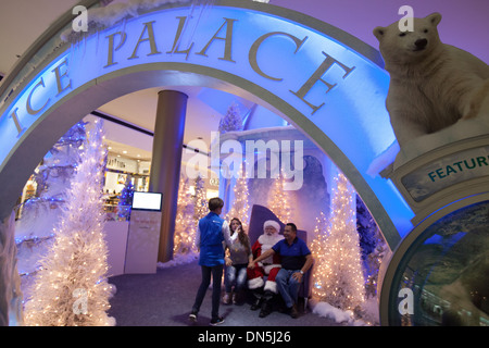 Der Eis-Palast-Weihnachten anzeigen im Beverly Center in Los Angeles, CA Stockfoto