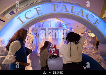 Der Eis-Palast-Weihnachten anzeigen im Beverly Center in Los Angeles, CA Stockfoto