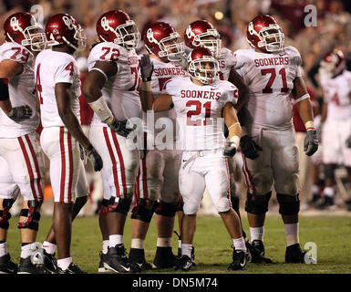 4. November 2006; College Station, TX, USA; Oklahoma Runningback Jacob Gutierrez bekommt wieder in der Huddle mit seinen Teamkollegen nach der Erlangung der Birdie gegen Texas A & M Samstag um Kyle Field.  Obligatorische Credit: Foto von Tom Reel/San Antonio Express-News/ZUMA Press. (©) Copyright 2006 von San Antonio Express-News Stockfoto