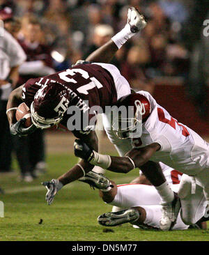 4. November 2006; College Station, TX, USA; A & M Martellus Bennett ruft nach einem Empfang im zweiten Quartal Samstag bei Kyle Field triped oben durch Oklahoma Tackler Nic Harris.   Obligatorische Credit: Foto von Tom Reel/San Antonio Express-News/ZUMA Press. (©) Copyright 2006 von San Antonio Express-News Stockfoto