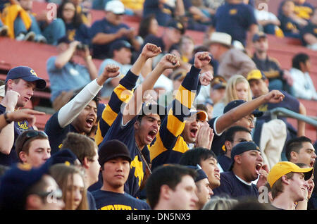 18. November 2006; Los Angeles, Kalifornien, USA; NCAA Football: California fans feuern ihre Mannschaft bevor sie USC im Los Angeles Coliseum in Los Angeles am Samstag gespielt. Obligatorische Credit: Foto von Sean Connelley/Oakland Tribune/ZUMA Press. (©) Copyright 2006 von Oakland Tribune Stockfoto