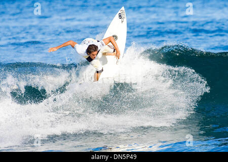 18. November 2006; Haleiwa, Hawaii, USA; Vans Triple Crown of Surfing, Oahu, Hawaii. Der OP Pro Stern sechs Association of Surfing Professionals (ASP) World Qualifying Series (WQS) Ereignis, Alii Beach Park, Haleiwa, Oahu, Hawaii, November 12-22-2006. Bild: GAVIN GILLETTE (Kilauea, Kauai) wurde zweite in seiner Runde 1 Hitze, um zwei der OP Pro in Haleiwa, Hawaii heute Runde zu gelangen. Th Stockfoto