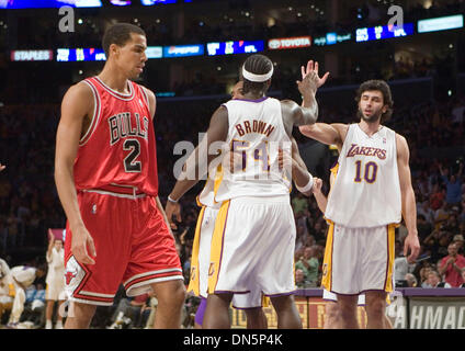 19. November 2006; Los Angeles, Kalifornien, USA; Chicago Bulls (2) THABO SEFOLOSHA Spaziergänge dunk wie Los Angeles Lakers (54) KWAME BROWN von Teamkollegen gratulierte, nachdem er slam entfernt den Ball während des vierten Quartals im Staples Center. Die Los Angeles Lakers gewannen das Spiel 82-72. Obligatorische Credit: Foto von Armando Arorizo/ZUMA Press. (©) Copyright 2006 von Armando Arorizo Stockfoto