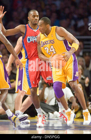 21. November 2006; Los Angeles, Kalifornien, USA; Basketballspieler KOBE BRYANT von den Los Angeles Lakers geht in den Warenkorb legen, wie er von Los Angeles Clippers QUINTON ROSS (13) im ersten Quartal des Spiels im Staples Center in Los Angeles, CA unter Druck, ist. Die Lakers gewannen das Match 105-101. Obligatorische Credit: Foto von Armando Arorizo/ZUMA Press. (©) Copyright 2006 von Armando Arorizo Stockfoto