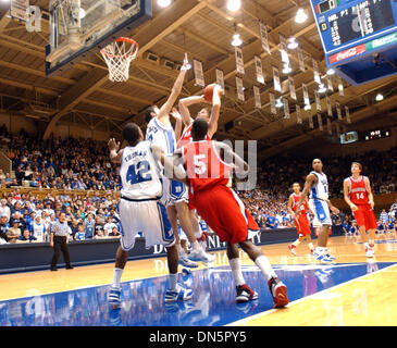 25. November 2006; Durham, NC, USA; Die Duke University Blue Devils Basketball team gegen Davidson College, wie sie bei Cameron Indoor Stadium gespielt. Herzog Niederlagen Davidson 75-47. Obligatorische Credit: Foto von Jason Moore/ZUMA Press. (©) Copyright 2006 von Jason Moore Stockfoto