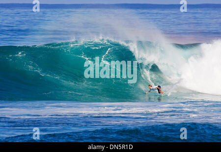 25. November 2006; Oahu, HI, Vereinigte Staaten; NIC MUSCROFT aus Australien rückte durch seine Runde eine Hitze auf dem zweiten Platz bei den OÕNeill World Cup of Surfing am Sunset Beach. Muscroft besiegt Heitor Alves aus Brasilien und Hira Terinatoofa (PYF) und wird Feature in der MenÕs Runde zwei wenn der Wettbewerb fortgesetzt wird. Der OÕNeill World Cup of Surfing ist die letzte Veranstaltung auf der ASP WQS Saison 2006 und Stockfoto