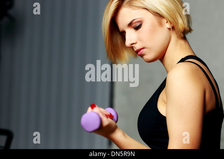 Porträt einer jungen Fit Frau dabei Training mit Hantel Stockfoto
