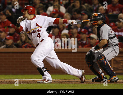 24. Oktober 2006 - St. Louis, MO, USA - St. Louis Cardinals YADIER MOLINA (4) trifft ein Doppelzimmer im sechsten Inning in Spiel drei der World Series gegen die Detroit Tigers im Busch Stadium. (Kredit-Bild: © Laurie Skrivan/St. Louis Post Dispach/ZUMA Press) Einschränkungen: Belleville, Alton, Edwardsvile, Moline, Rock Island (Abb) und Boulevardpresse alle aus! Stockfoto