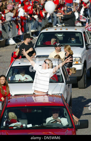 29. Oktober 2006 - Rallye St. Louis, MI, USA - 2006 World Series gewinnen St. Louis Cardinals Krug JEFF WEAVER Wellen der Menge Sonntag bei der World Series im Busch Stadium. (Kredit-Bild: © j.b. Forbes/St. Louis Post Dispach/ZUMA Press) Einschränkungen: Belleville, Alton, Edwardsvile, Moline, Rock Island (Abb) und Boulevardpresse alle aus! Stockfoto