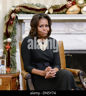 Washington DC, USA. 18. Dezember 2013. First Lady Michelle Obama trifft sich mit Müttern im Oval Office des Präsidenten Gesundheitsgesetz im Weißen Haus 18. Dezember 2013 in Washington, DC zu fördern. Am Mittwoch treffen konzentrierte sich auf Möglichkeiten, die das Gesetz Familien profitieren kann. Bildnachweis: Olivier Douliery / Pool über CNP/Dpa/Alamy Live News Stockfoto