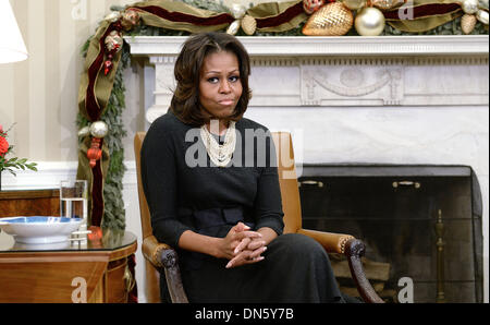 Washington DC, USA. 18. Dezember 2013. First Lady Michelle Obama trifft sich mit Müttern im Oval Office des Präsidenten Gesundheitsgesetz im Weißen Haus 18. Dezember 2013 in Washington, DC zu fördern. Am Mittwoch treffen konzentrierte sich auf Möglichkeiten, die das Gesetz Familien profitieren kann. Bildnachweis: Olivier Douliery / Pool über CNP/Dpa/Alamy Live News Stockfoto