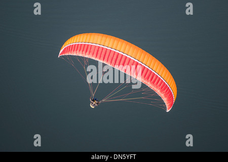 Paragliding über den Gardasee, Veneto, Italien Stockfoto