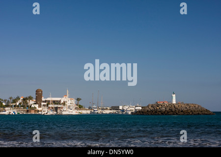 Marina mit Leuchtturm in Caleta de Fuste, Fuerteventura, Kanarische Inseln, Spanien Stockfoto