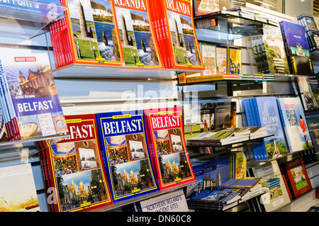 Bücher über Belfast und Nordirland in Belfast besuchen touristisches Informationszentrum verkauft Stockfoto