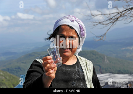 Türkin, vorbei an einem Glas in Akyaka, Provinz Muğla, Türkei Stockfoto