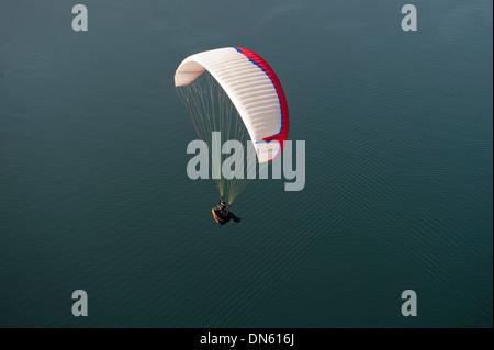 Paragliding, Gleitschirm fliegen über dem Gardasee, Veneto, Italien Stockfoto