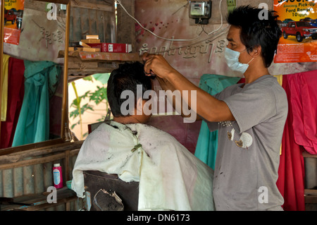 Friseur schneiden eines Debitors Haar auf ein Haar Salon, Areyskat, Phnom Penh, Kambodscha Stockfoto
