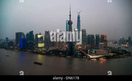 Skyline von den Financial District mit dem Oriental Pearl Tower und das Shanghai Tower, Pudong mit dem Huangpu-Fluss in der Abenddämmerung Stockfoto