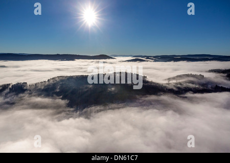 Geschlossene Wolkendecke in den Tälern von Meschede, Sauerland Region, North Rhine-Westphalia, Deutschland Stockfoto