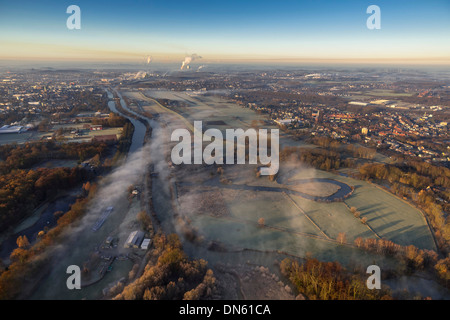 Luftbild, Morgennebel, Flugplatz Hamm-Lippewiesen EDLH Flugplatz, Start-und Landebahn 06 24, Hamm-Heessen, Hamm, Ruhrgebiet Stockfoto