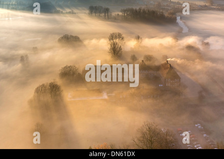 Luftaufnahme, Grabenlöffel Schloss Oberwerries Burg, Morgennebel über der Lippe Fluss, Hamm, Ruhrgebiet, Nordrhein-Westfalen Stockfoto