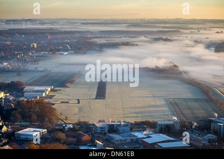 Luftbild, Morgennebel, Flugplatz Hamm-Lippewiesen EDLH Flugplatz, Start-und Landebahn 06 24, Hamm-Heessen, Hamm, Ruhrgebiet Stockfoto