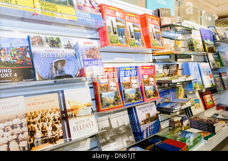 Bücher über Belfast und Nordirland in Belfast besuchen touristisches Informationszentrum verkauft Stockfoto