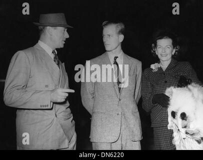 18. Oktober 1949 kommt - Malta - Prinz PHILIP, Duke of Edinburgh in Malta mit seinen Moth Lady MOUNTBATTEN Marine Termin aufnehmen. Sie sind durch Lord LOUIS MOUNTBATTEN begrüßt. Stockfoto