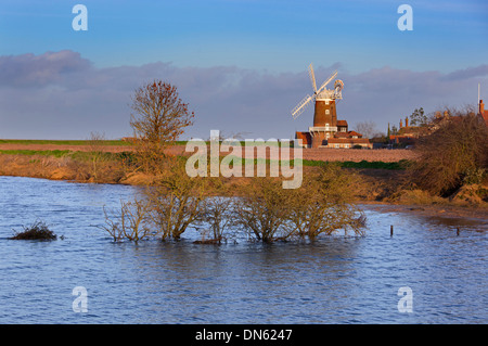 Windmühle Cley und Naturschutzgebiet Cley Marshes an der Küste von North Norfolk Stockfoto