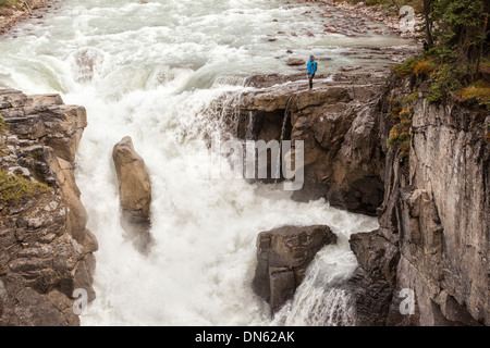 Junge Frau am Mistaya Canyon, Banff Nationalpark, Kanada Stockfoto