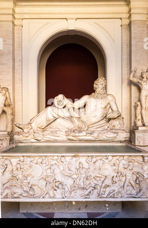 Antike Skulptur, der Fluss Gott Tigris liegen auf einem Sarkophag mit dem Relief des Amazonen kämpfen, Cortile Ottagono Stockfoto