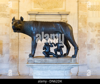 Bronzestatue des Kapitolinischen Wolf, Lupa Capitolina, undatiert, Romulus und Remus von Antonio Pollaiuolo, von der Renaissance Stockfoto